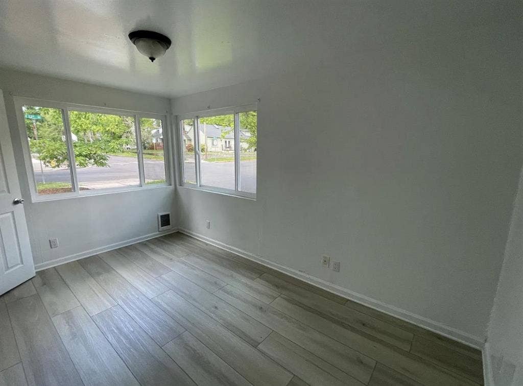 Room for rent in Lease!