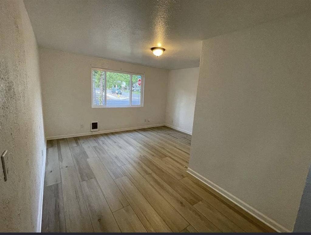 Room for rent in Lease!