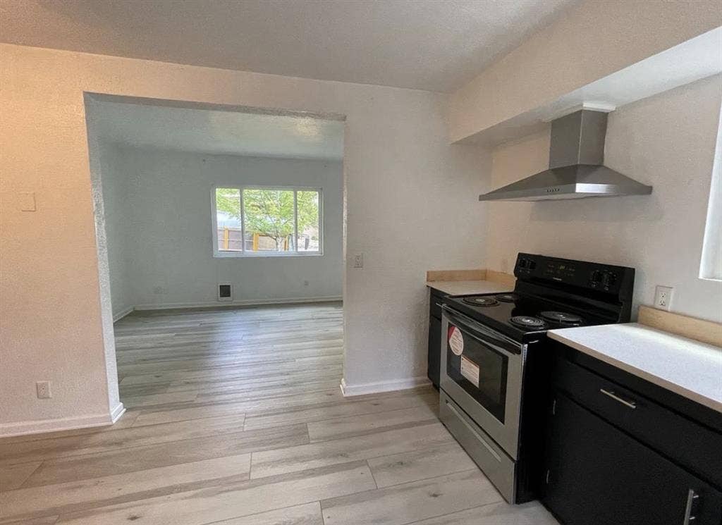 Room for rent in Lease!