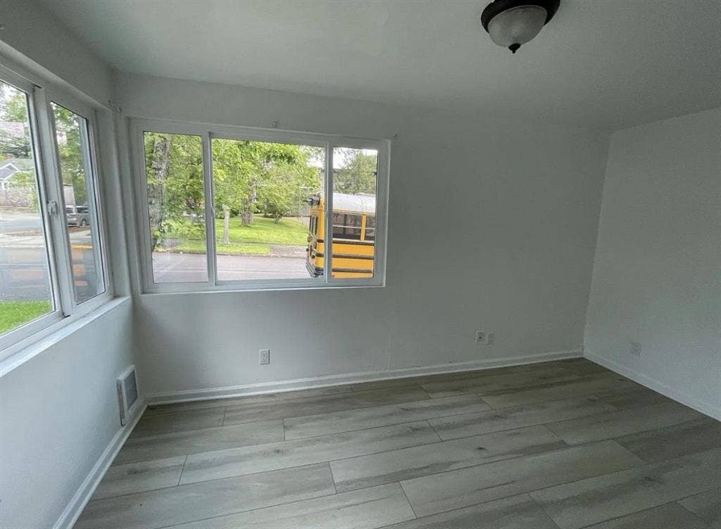 Room for rent in Lease!