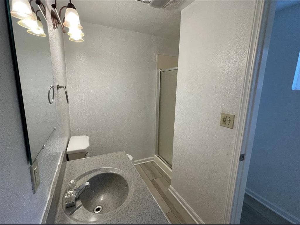 Room for rent in Lease!