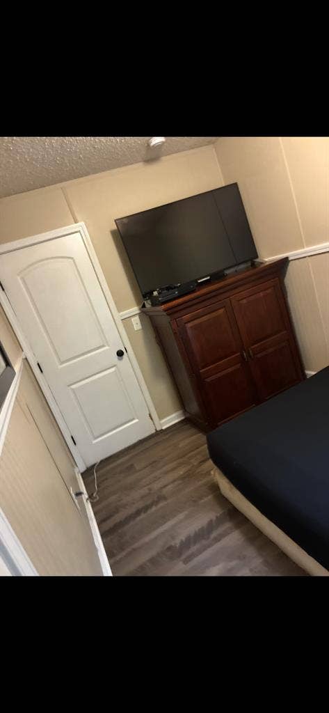 1 BR w Private Bathroom