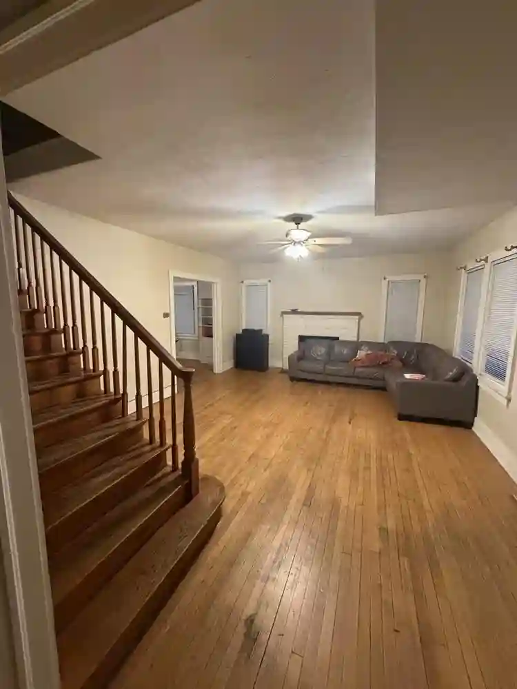 Looking for 2 Roommates