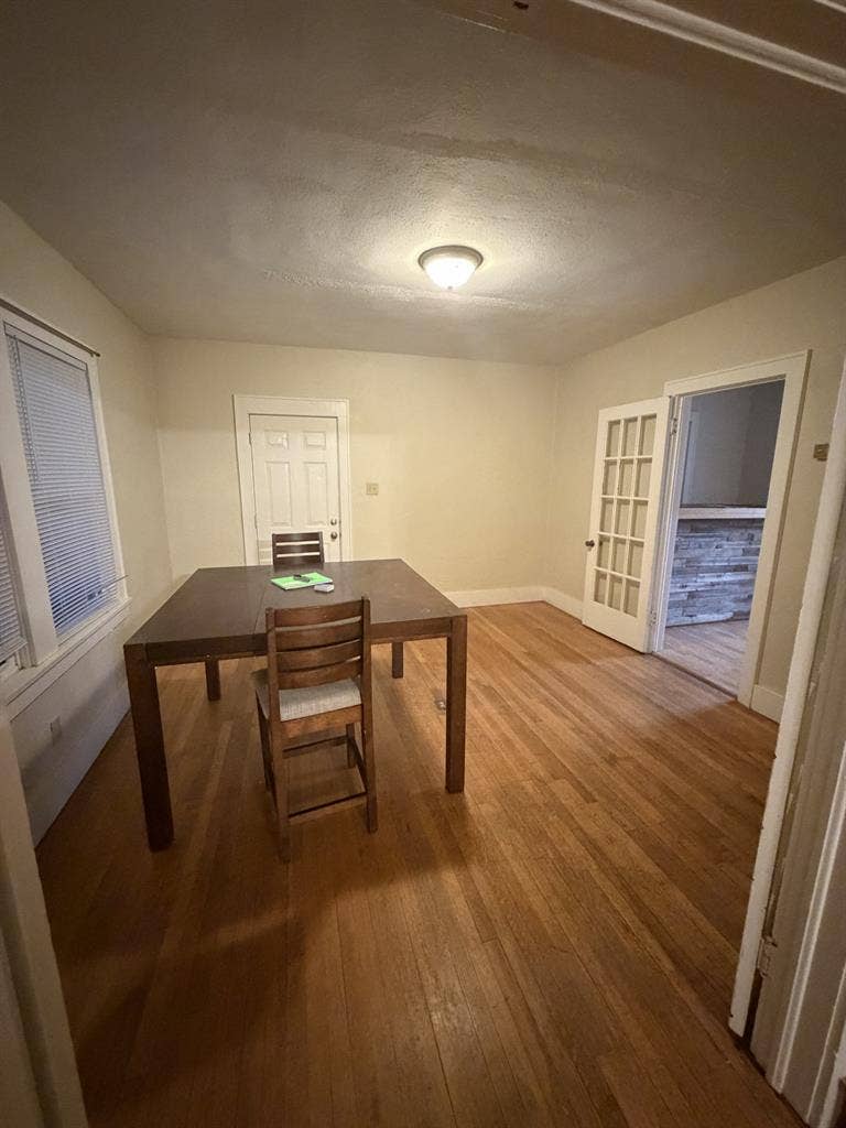 Looking for 2 Roommates