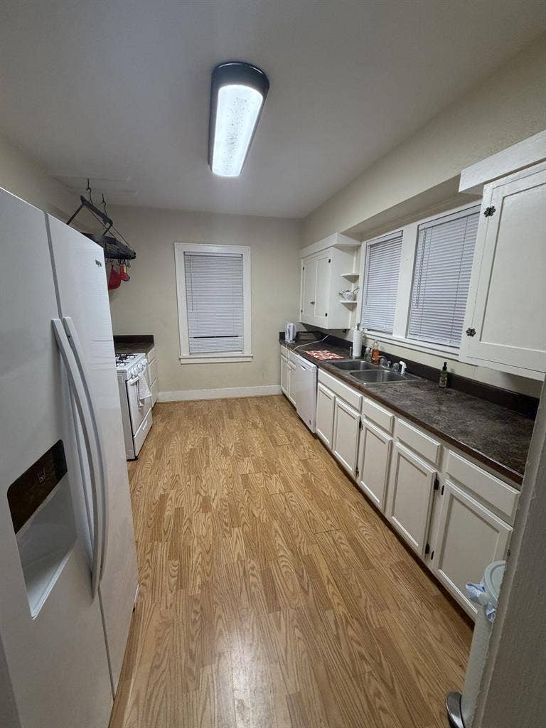 Looking for 2 Roommates