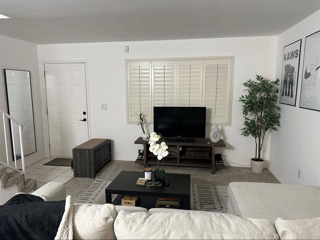Shared 2 bed 1.5 b room available
