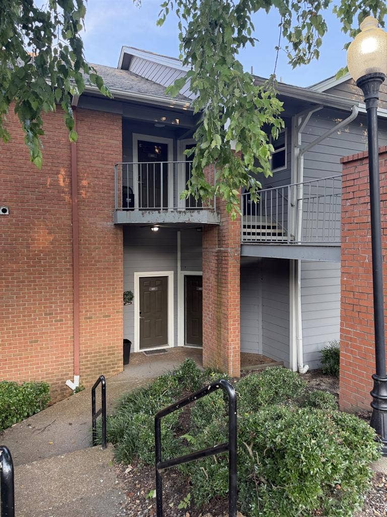 Townhouse with 2 male roommates