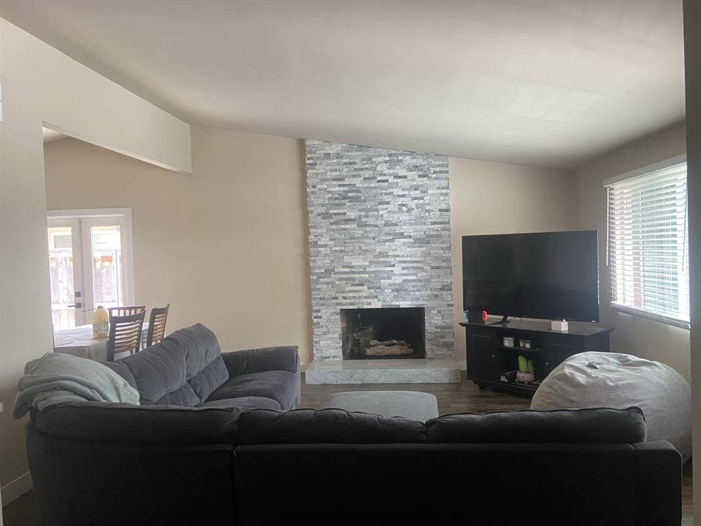 Urgently need Roommates