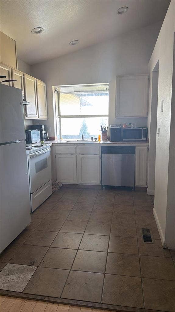 Room for rent (move in )