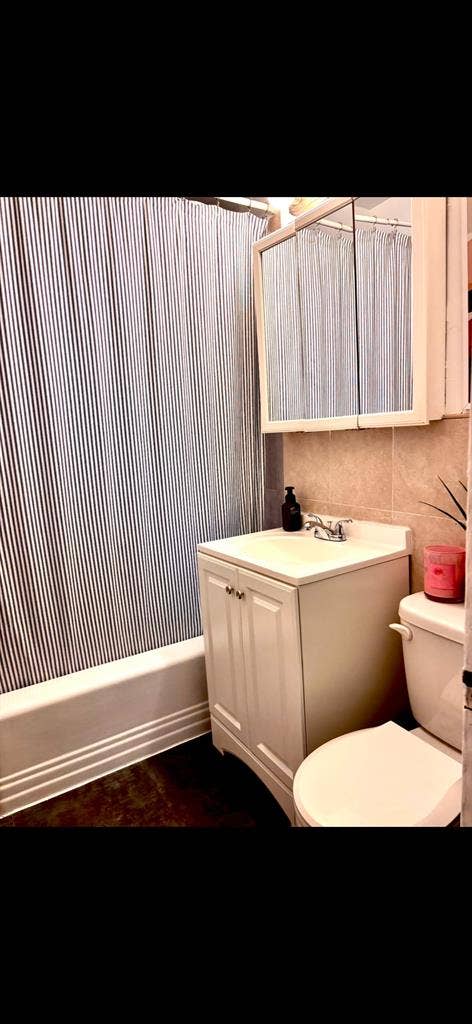 Spacious Bedroom in Bayridge