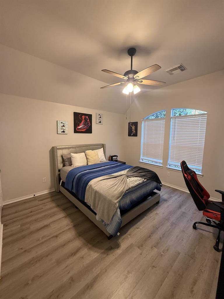 Large Bedroom/Private bath/ Livroom