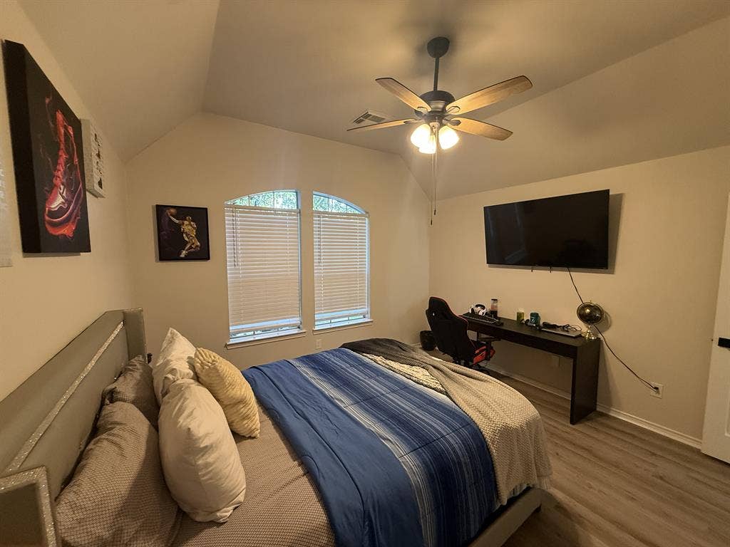 Large Bedroom/Private bath/ Livroom