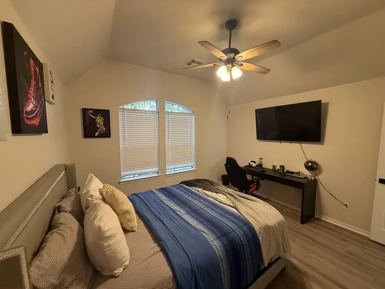 Large Bedroom/Private bath/ Livroom