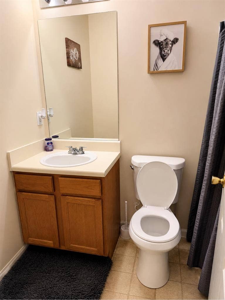 Quiet 🤫 Bedroom with private bath