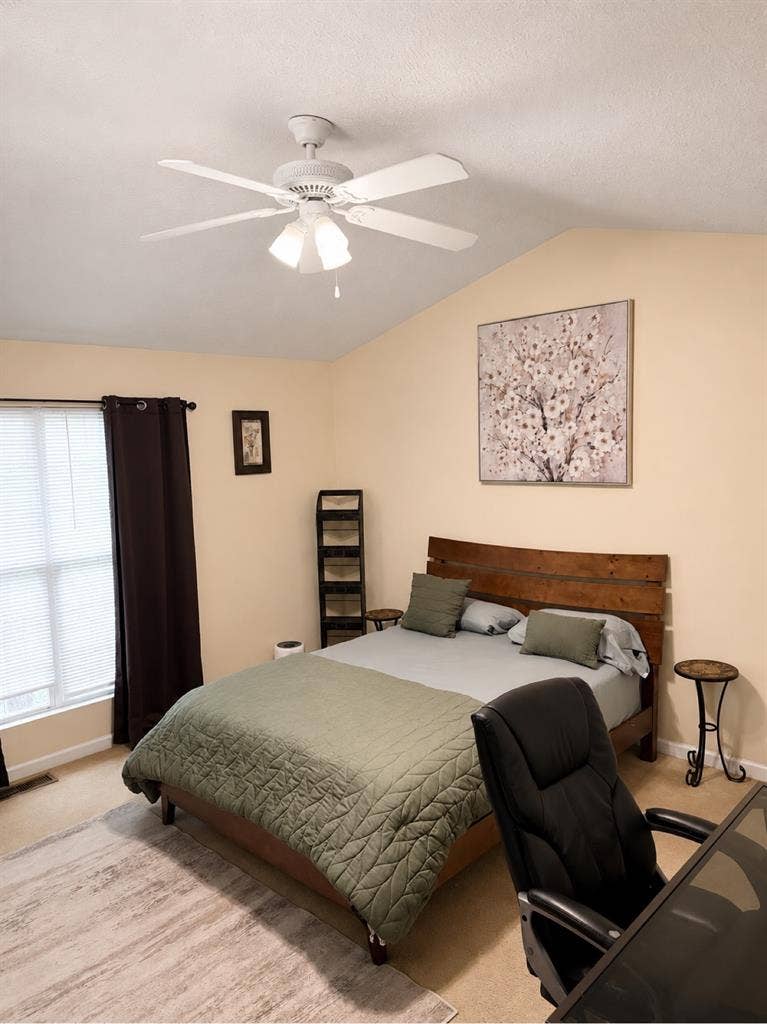 Quiet 🤫 Bedroom with private bath
