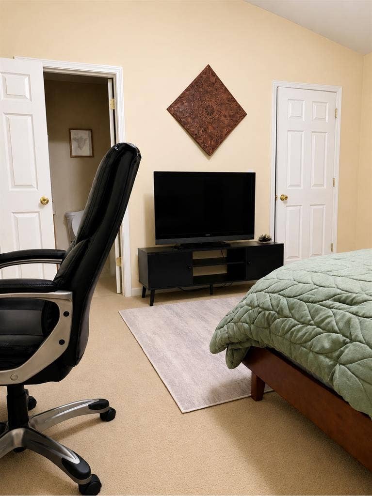 Quiet 🤫 Bedroom with private bath