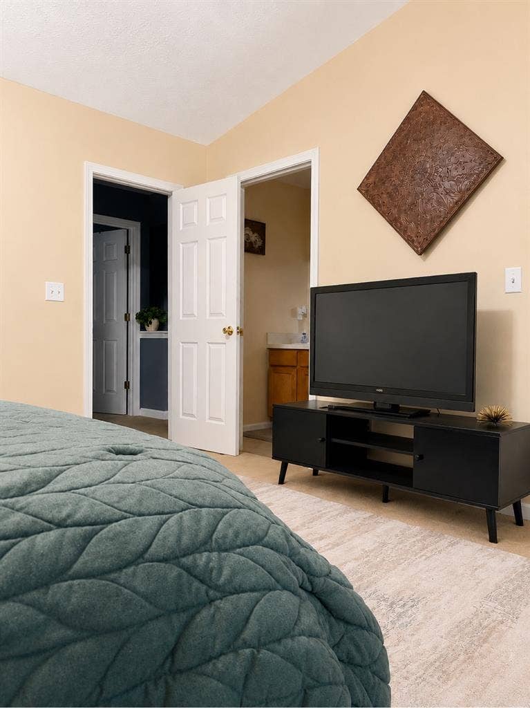 Quiet 🤫 Bedroom with private bath
