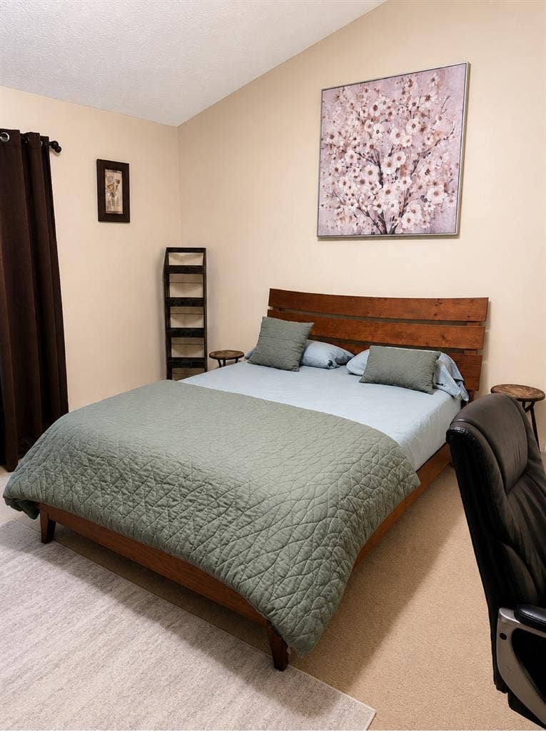 Quiet 🤫 Bedroom with private bath