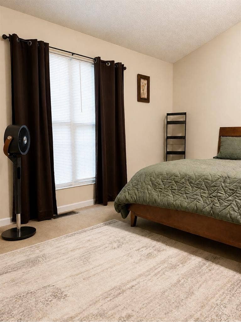 Quiet 🤫 Bedroom with private bath
