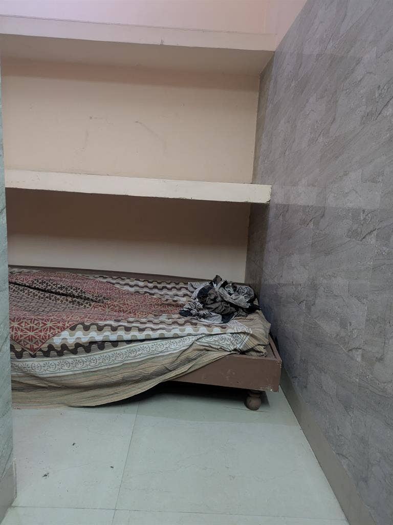 Looking for a Male Roommate