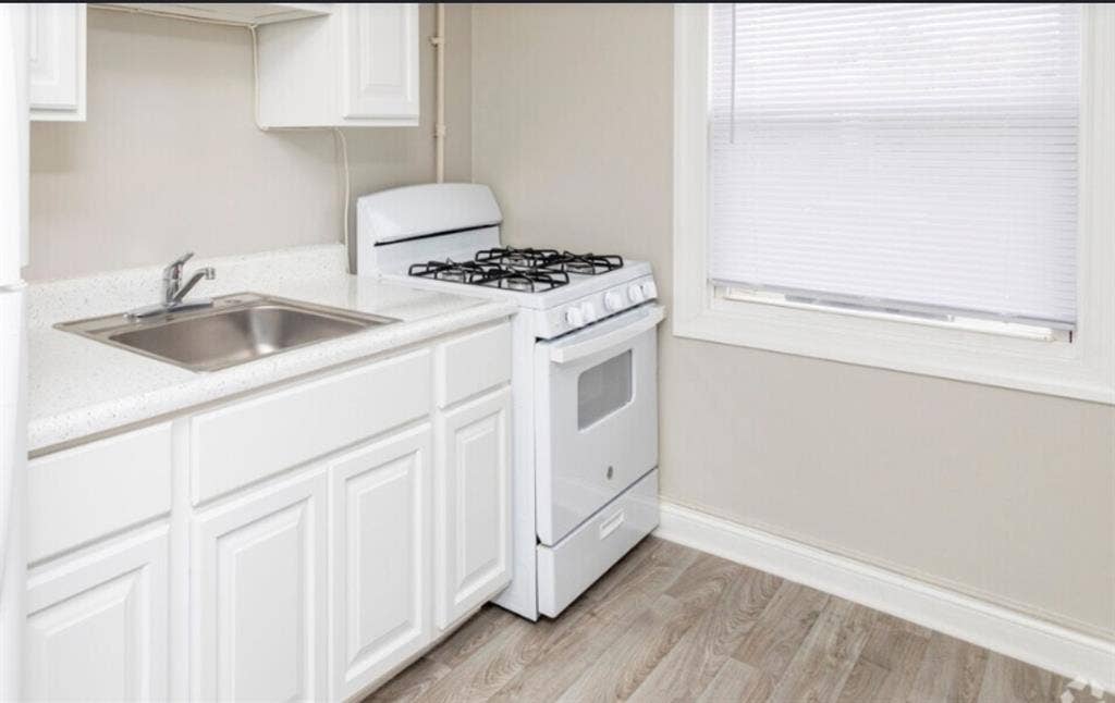 Private room available-580$/month