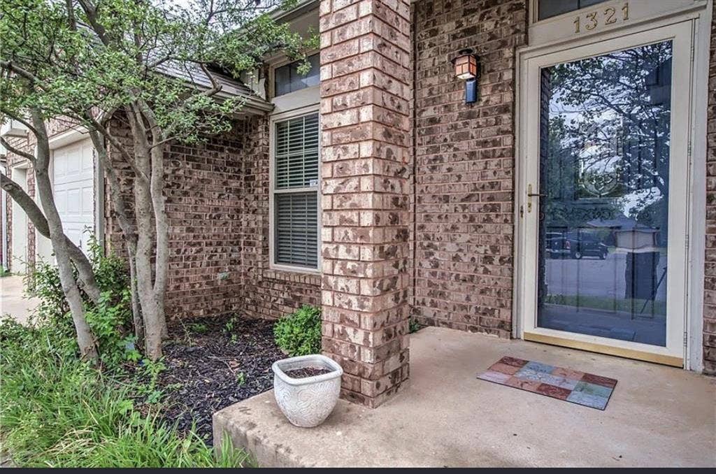 Looking for third roommate