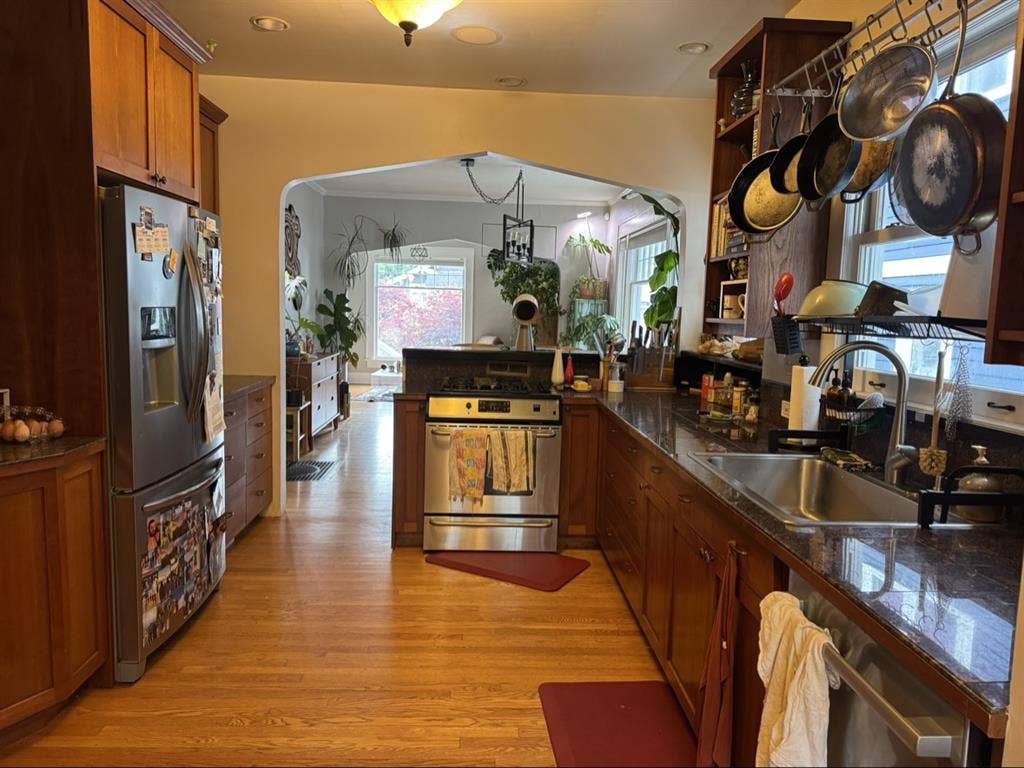 2 beds/private bath in shared house