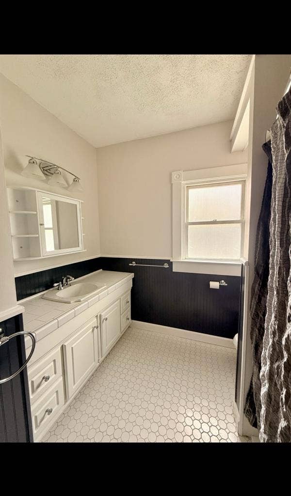 Room for rent in a 3 bedroom apartm