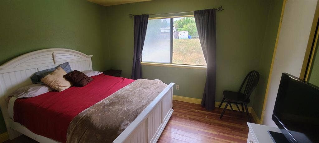 Fully Furnished Queensize bedroom.