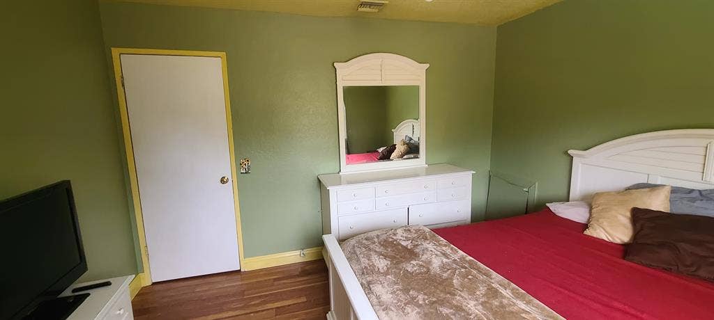 Fully Furnished Queensize bedroom.