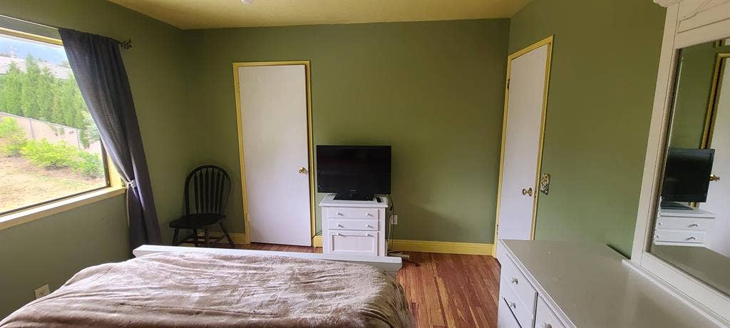 Fully Furnished Queensize bedroom.