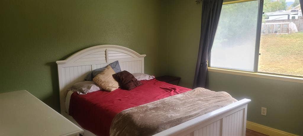 Fully Furnished Queensize bedroom.