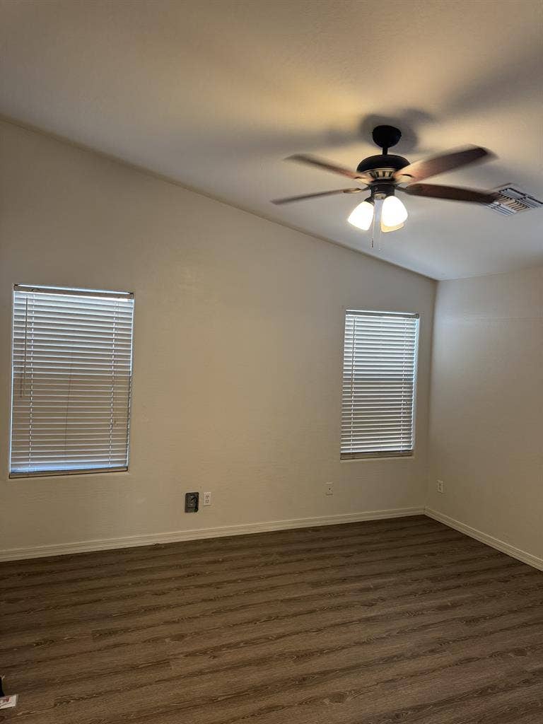 2 Rooms for rent.