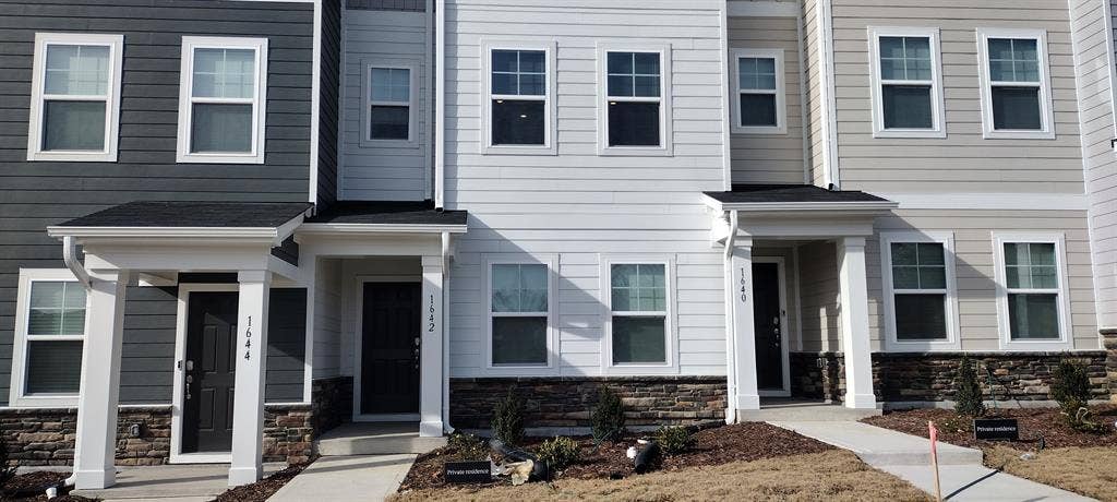 3 BR in Apex