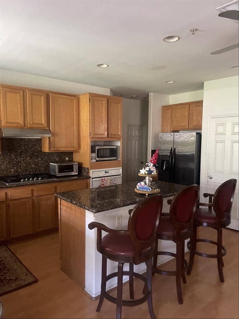 Room for rent 800 near Victoria G