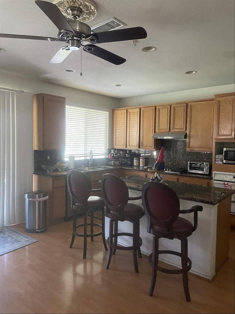 Room for rent 800 near Victoria G