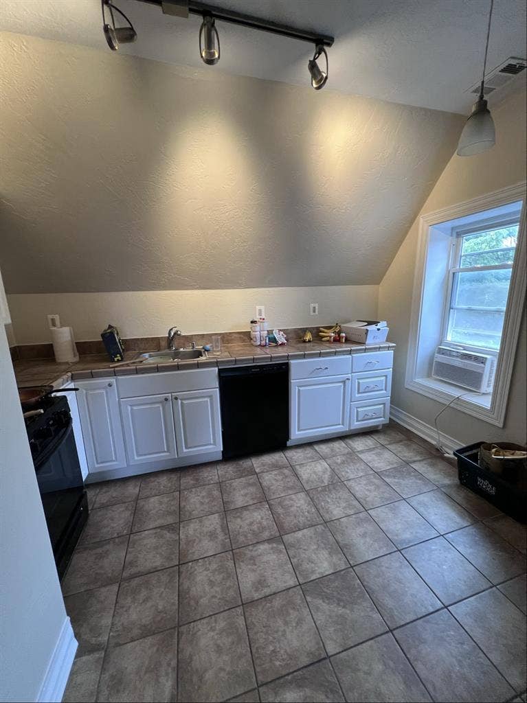 2BR in Friendship | A/C + Parking