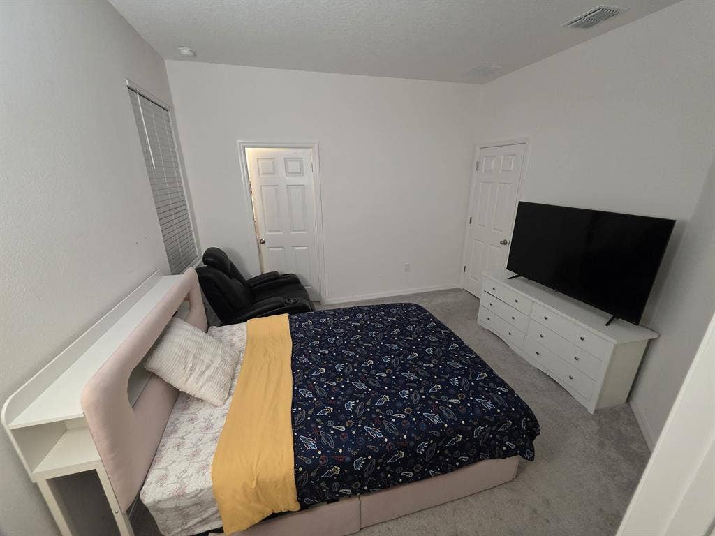 Fully furnished room for ren.