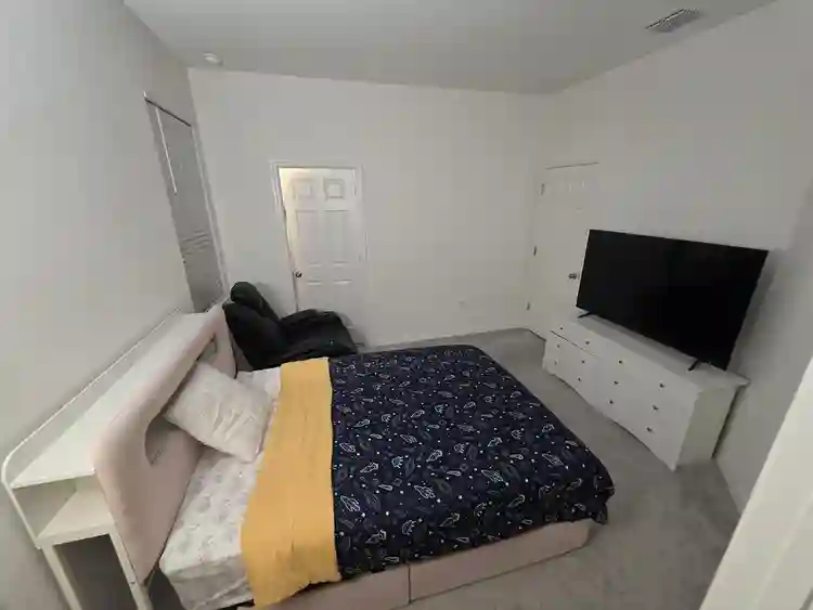 Fully furnished room for ren.