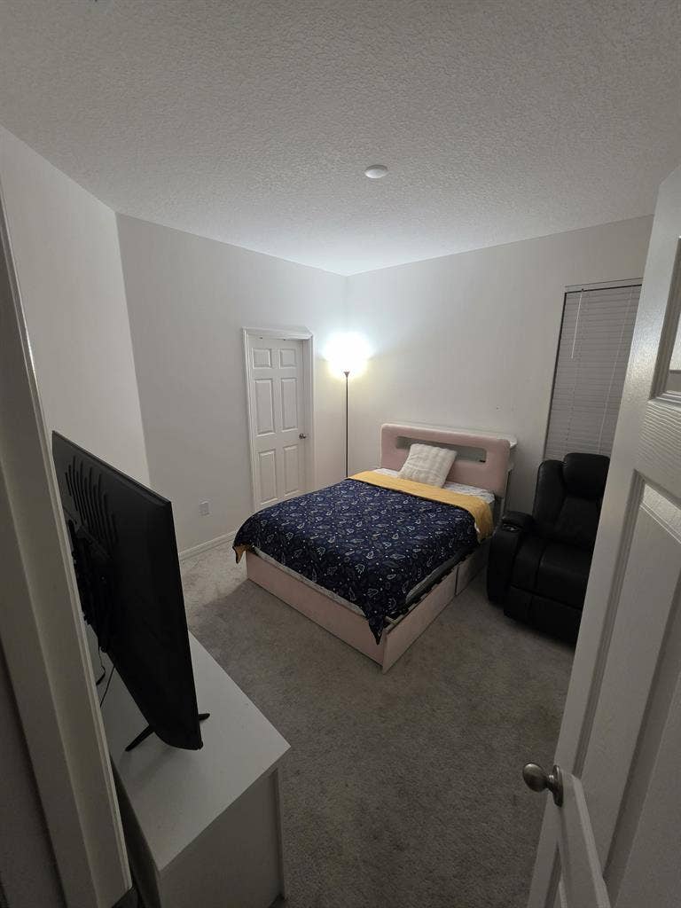 Fully furnished room for ren.