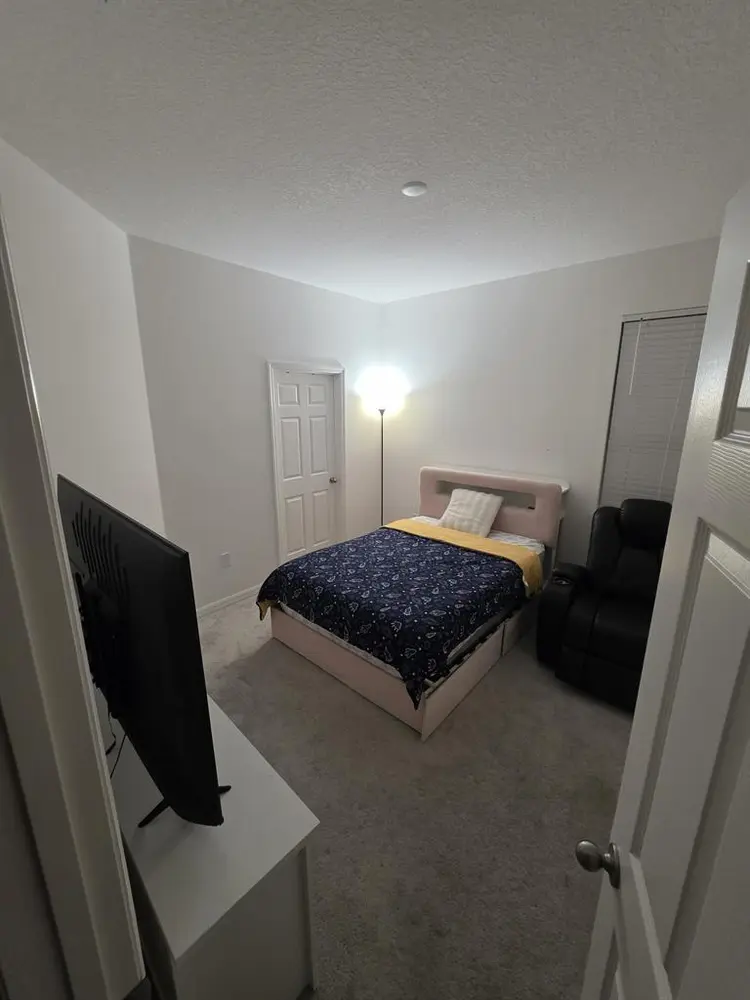Fully furnished room for ren.