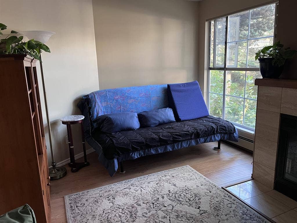Looking for female room mate