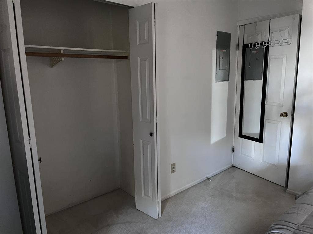 Looking for female room mate