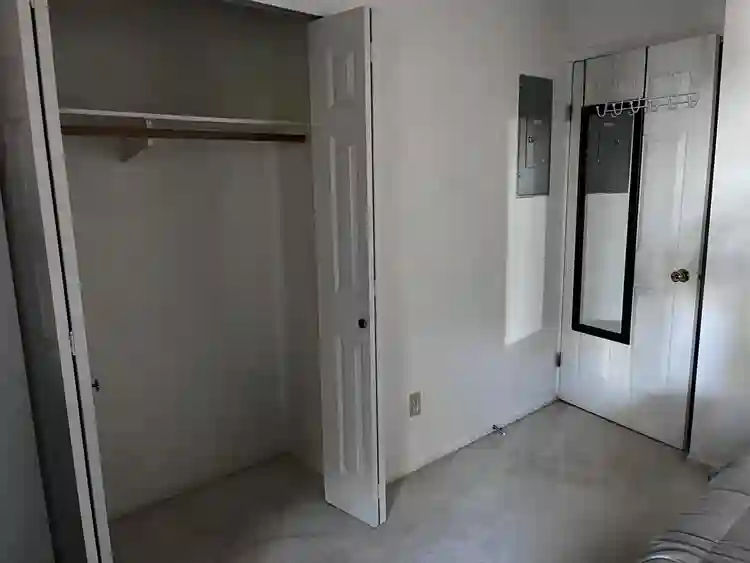 Looking for female room mate