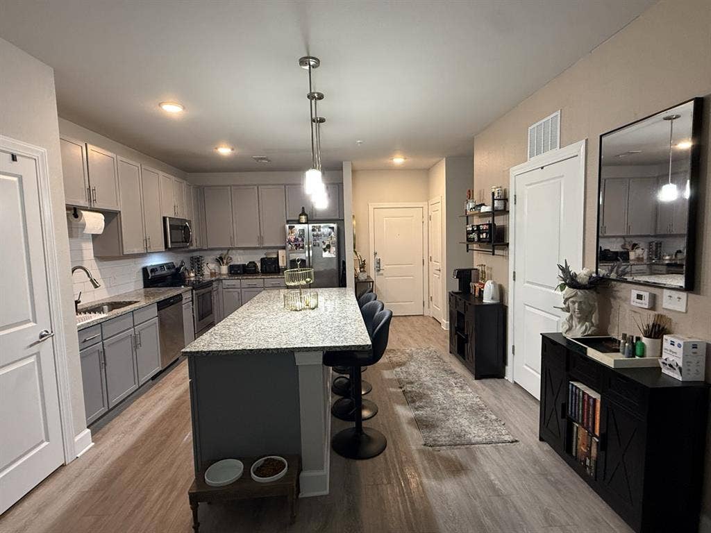 Looking for roommate