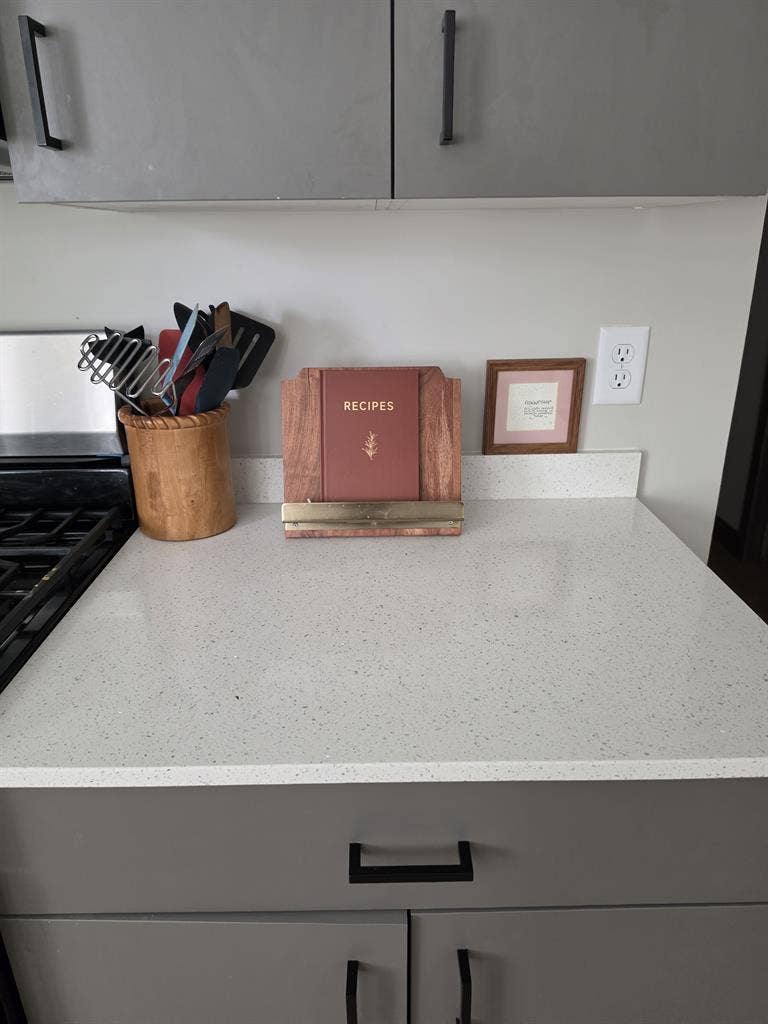 2 Roomates Needed