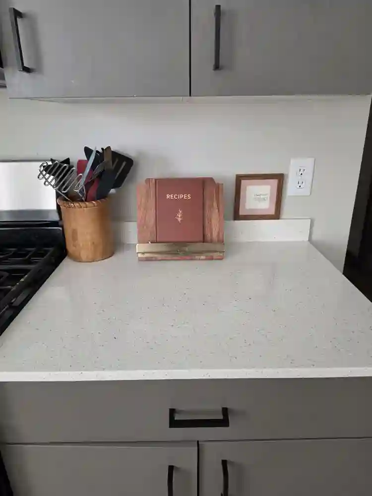 2 Roomates Needed