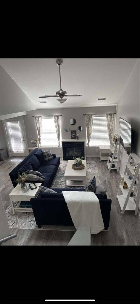 FEMALE ROOMATES FOR TOWNHOUSE
