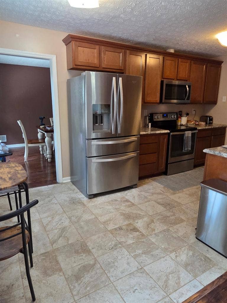 Room Available. 3bed/2 bath house