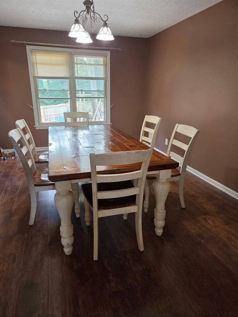 Room Available. 3bed/2 bath house